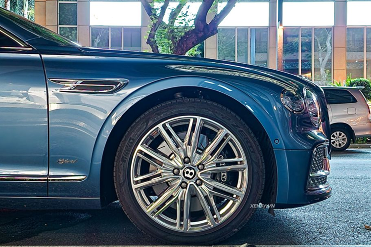 Mô-tơ điện có công suất độc lập 134 mã lực và mô-men xoắn 400 Nm, được đặt giữa hộp số và động cơ. Cung cấp năng lượng cho mô-tơ điện là bộ pin Lithium-ion 18 kWh, có thể sạc đầy trong 7 tiếng đồng hồ.