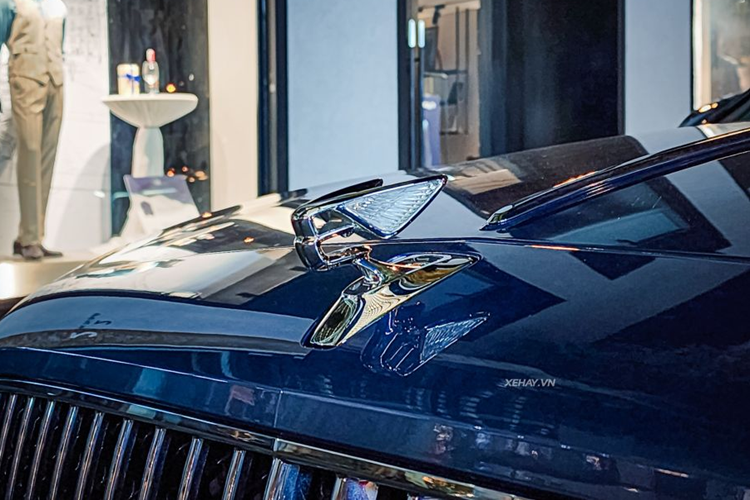 Pin được sạc bằng cách thu hồi năng lượng dư thừa trong quá trình vận hành hoặc từ nguồn điện bên ngoài. Xe có thể vận hành tối đa 800 km với một bình xăng đầy.