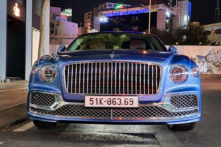Giống Rolls-Royce, Bentley cũng có một logo thiết kế đặc biệt. Mẫu "B bay" có đôi cánh phát sáng phía sau được làm từ một miếng thép không gỉ 316 nguyên khối, nung chảy ở nhiệt độ lên đến 1.600 độ C.