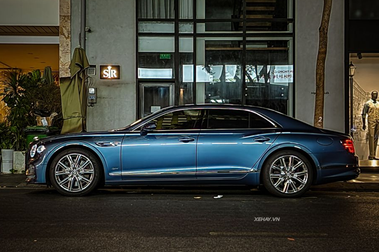 Bentley Flying Spur Hybrid tại Việt Nam có 3 chế độ vận hành: EV Drive, Hybrid và Hold. EV Drive cho phép chiếc xe vận hành hoàn toàn bằng động cơ điện. Chế độ Hybrid sẽ sử dụng kết hợp động cơ xăng và động cơ điện. Cuối cùng, chế độ Hold chỉ dùng động cơ xăng.