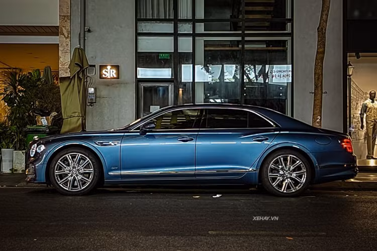 Bentley Flying Spur Hybrid tại Việt Nam có 3 chế độ vận hành: EV Drive, Hybrid và Hold. EV Drive cho phép chiếc xe vận hành hoàn toàn bằng động cơ điện. Chế độ Hybrid sẽ sử dụng kết hợp động cơ xăng và động cơ điện. Cuối cùng, chế độ Hold chỉ dùng động cơ xăng.