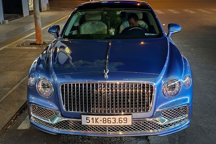 Điểm khác biệt là xe siêu sang Bentley Flying Spur hybrid này có cả vị trí bơm xăng và cắm sạc điện, được đặt đối xứng nhau ở gần phần đuôi cùng logo hybrid trên ốp viền hốc bánh xe trước, hai ống xả hình bầu dục và cổng sạc pin lithium ở cánh sau bên trái.
