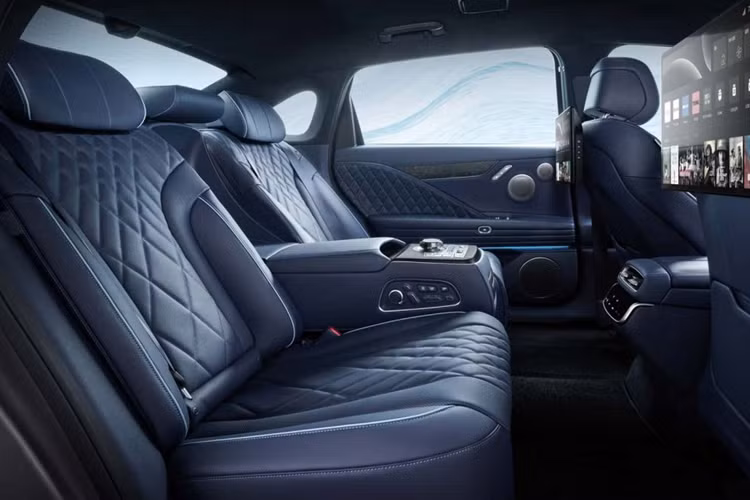 Và, giống như trên xe Rolls-Royce người dùng hiện có thể đóng cửa chỉ bằng một nút bấm, nhờ hệ thống EasyClose mới. Nội thất trên mẫu sedan hạng sang cũng được nâng cấp về công nghệ với màn hình OLED 27 inch đồ sộ thay thế màn hình 14,5 inch cũ.