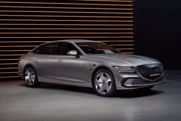 Ở bên ngoài, Electrified G80 có lưới tản nhiệt G-Matrix Crest được thiết kế lại một cách tinh tế, đèn pha mới với công nghệ Micro Lens Array (MLA) và các điểm nhấn mạ crôm bổ sung. Mâm xe hợp kim kích thước 19 inch kiểu mới và cản trước tinh chỉnh hoàn thiện việc làm mới ngoại thất.