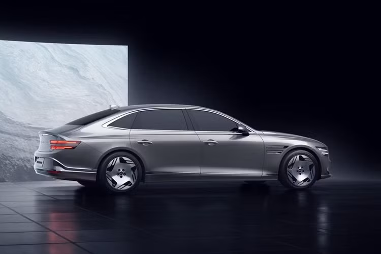 Vì vậy, nhiều khả năng, xe vẫn được trang bị động cơ điện kép, sản sinh công suất 365 mã lực và mô-men xoắn 700 Nm.