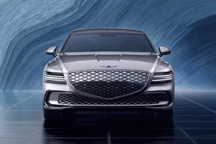 Trong khi số liệu phạm vi EPA chính thức cho thị trường Hoa Kỳ vẫn chưa được công bố, thì tại Hàn Quốc, Genesis Electrified G80 2025 chạy điện được trang bị bộ pin 95,4 kWh lớn hơn (trước đó là 87,2 kWh), giúp tăng phạm vi hoạt động của Electrified G80 2025 lên 11%.