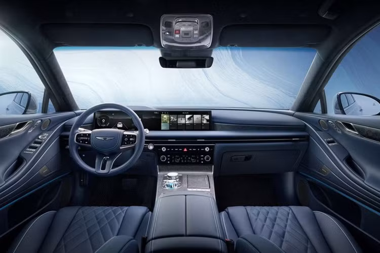 Chiều dài cơ sở của Genesis Electrified G80 2025 được tăng thêm 130 mm, giúp hành khách phía sau có nhiều chỗ để chân hơn, giờ đây người dùng có thể tận hưởng ghế ngả VIP với chỗ để chân và tính năng nhớ vị trí.