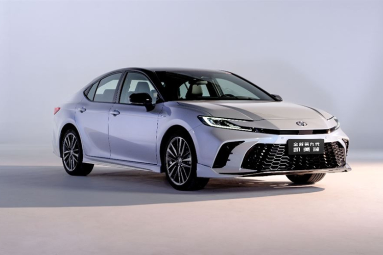 Trong triển lãm Ô tô Quảng Châu 2023 diễn ra vào tháng 11 năm ngoái, hãng Toyota đã chính thức giới thiệu thế hệ mới của dòng xe Camry với khách hàng Trung Quốc. Đến ngày đầu tiên của năm 2024, hãng xe NHật Bản bắt đầu mở bán dòng sedan Toyota Camry 2024 mới.