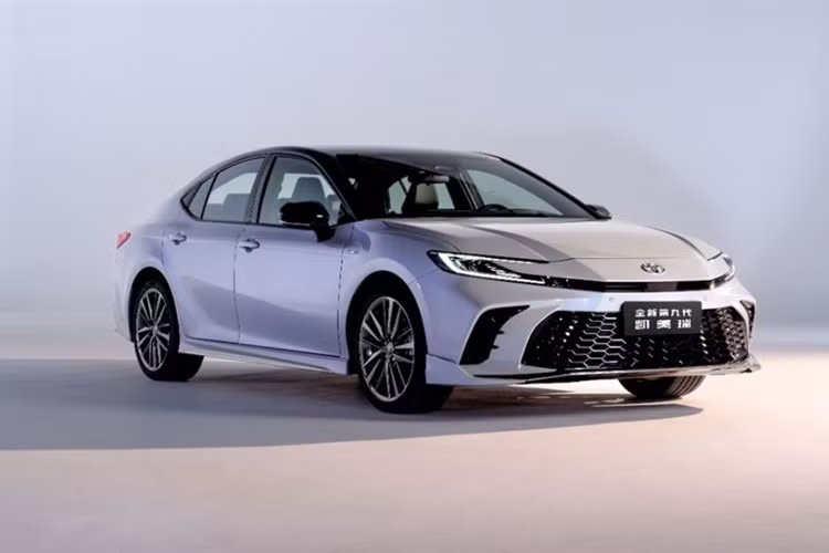 Trong triển lãm Ô tô Quảng Châu 2023 diễn ra vào tháng 11 năm ngoái, hãng Toyota đã chính thức giới thiệu thế hệ mới của dòng xe Camry với khách hàng Trung Quốc. Đến ngày đầu tiên của năm 2024, hãng xe NHật Bản bắt đầu mở bán dòng sedan Toyota Camry 2024 mới.