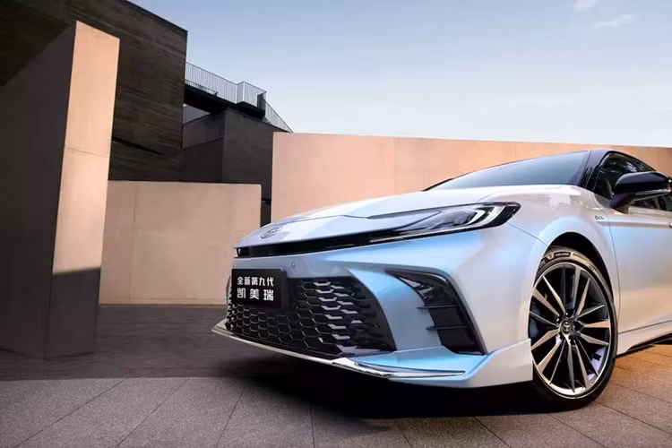 Tại thị trường Trung Quốc, giá xe Toyota Camry 2024 cho tổng cộng 9 phiên bản mở bán dao động từ 173.800 - 208.800 Nhân dân tệ (khoảng 596 - 716 triệu đồng). Như thông tin đã đưa, Toyota Camry thế hệ thứ 9 tiếp tục được phát triển dựa trên cơ sở gầm bệ TNGA như trước. Xe có 2 phong cách thiết kế mang tên Sport và Luxury.