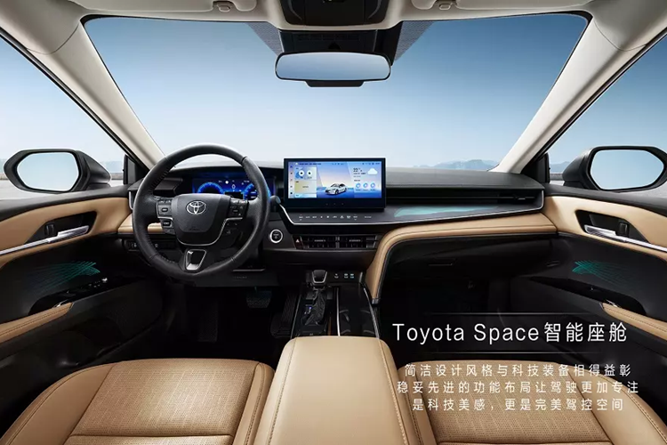 Với phong cách Luxury, mẫu xe này sở hữu lưới tản nhiệt hẹp hơn với lưới mắt cáo sơn cùng màu thân xe, gợi liên tưởng đến Kia K8. Ở hai góc đầu xe là khe gió hẹp hơn so với phong cách Sport. Dù ở phong cách nào, Toyota Camry 2024 cũng sở hữu đầu xe được thiết kế theo ngôn ngữ mới, lấy cảm hứng từ cá mập đầu búa tương tự Prius và Crown.