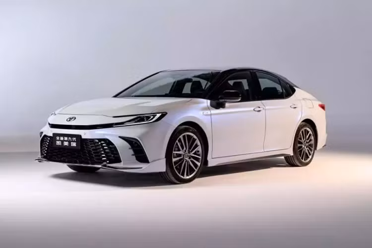 Thứ ba là hệ truyền động hybrid với máy xăng 2.5L. Cuối cùng là những trang bị an toàn thuộc gói Toyota Safety Sense như cảnh báo tiền va chạm, hệ thống kiểm soát hành trình thích ứng, cảnh báo lệch làn đường và hỗ trợ bám làn đường.