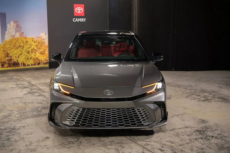 Những trang bị đáng chú ý khác của Toyota Camry 2024 ở thị trường Trung Quốc bao gồm ghế chỉnh điện/sưởi/làm mát, màn hình hiển thị thông tin kính lái HUD với công nghệ thực tế ảo, kết nối Apple CarPlay không dây, Huawei HiCar, cửa sổ trời toàn cảnh 2 mảnh có diện tích 1,03 m2, sạc điện thoại không dây với công suất 15W, hệ thống âm thanh 11 loa và đèn viền trang trí nội thất 64 màu.