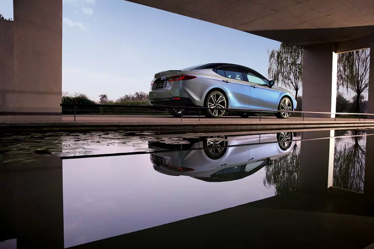 Hệ thống nhận biết biển báo giao thông, hệ thống hỗ trợ lái chủ động, hỗ trợ chuyển làn đường, cảnh báo phương tiện cắt mặt phía trước và giám sát người lái cũng được trang bị cho xe. Ngoài Trung Quốc, Toyota Camry thế hệ thứ 9 hiện đã ra mắt ở một thị trường khác là Mỹ. Camry mới tại Trung Quốc là sản phẩm của liên doanh GAC Toyota.