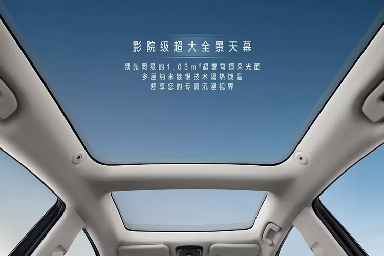 Ở bản thấp, xe dùng bảng đồng hồ với màn hình LCD 7 inch và màn hình thông tin giải trí 8 inch. Ở bản cao cấp, xe được trang bị bảng đồng hồ kỹ thuật số và màn hình trung tâm đều có kích thước 12,3 inch. Ngay bên dưới màn hình trung tâm là bề mặt cảm ứng tích hợp vào mặt táp-lô để chỉnh điều hòa.