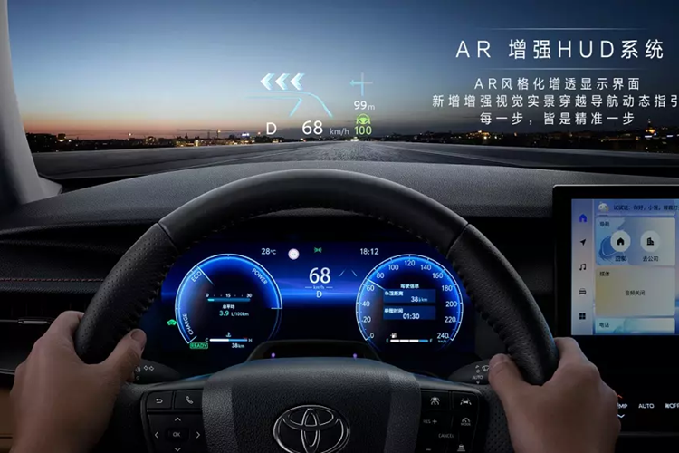 Phong cách thiết kế này giúp mẫu sedan hạng D nhà Toyota trông trẻ trung và cá tính hơn. Nằm giữa 2 đèn pha của Toyota Camry thế hệ mới là lưới tản nhiệt hẹp tích hợp hộp chứa radar. Đèn pha của xe có thiết kế mới nhỏ gọn hơn và được bao quanh bằng dải đèn LED định vị ban ngày.