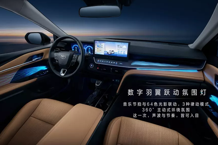 Ở phía sau, mẫu sedan hạng D này được bổ sung đèn hậu mới với thiết kế hình chữ "C" gọn gàng hơn trước. Cản sau của xe cũng được cải tiến thiết kế theo hướng tinh tế và thanh lịch hơn. Tương tự ngoại thất, nội thất của Toyota Camry 2024 đã được thổi làn gió mới theo hơi hướng trẻ trung và sang trọng hơn.