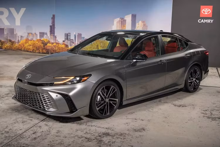 Ngoài ra, Toyota Camry 2024 còn được trang bị hệ điều hành do hãng điện thoại Huawei phát triển. Nhờ đó, xe đã được cải thiện tính năng điều khiển bằng giọng nói dùng trí thông minh nhân tạo AI. Bên cạnh đó, xe cũng hỗ trợ nhiều ứng dụng hơn như WeChat, định vị và cập nhật phần mềm qua Wifi.