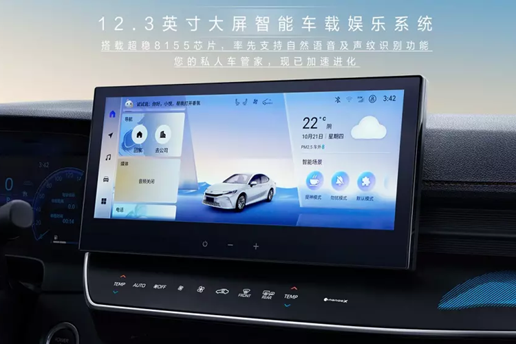 Trong khi đó, khu vực sườn xe không thay đổi nhiều so với thế hệ cũ, đi kèm đường dập gân nổi bật kéo dài từ chắn bùn trước đến đèn hậu. Vành la-zăng của mẫu xe này có đường kính 17 inch hoặc 19 inch, tùy phiên bản. Phần nóc có thể sơn màu tương phản với thân xe.