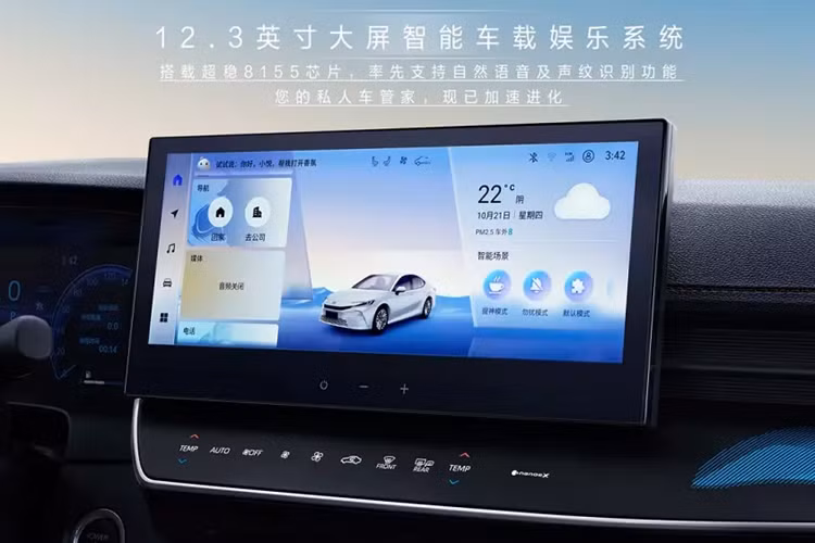 Trong khi đó, khu vực sườn xe không thay đổi nhiều so với thế hệ cũ, đi kèm đường dập gân nổi bật kéo dài từ chắn bùn trước đến đèn hậu. Vành la-zăng của mẫu xe này có đường kính 17 inch hoặc 19 inch, tùy phiên bản. Phần nóc có thể sơn màu tương phản với thân xe.