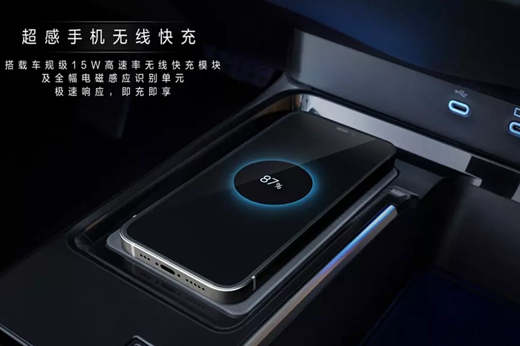 Với phong cách Sport, xe được trang bị ghế bọc da pha da lộn thể thao. Trong khi đó, với phong cách Luxury, ghế của xe được bọc da thông thường. Chưa hết, bên trong mẫu xe này còn có mặt táp-lô nhiều tầng, vô lăng 3 chấu mới, bảng đồng hồ kỹ thuật số và màn hình cảm ứng trung tâm cỡ lớn.