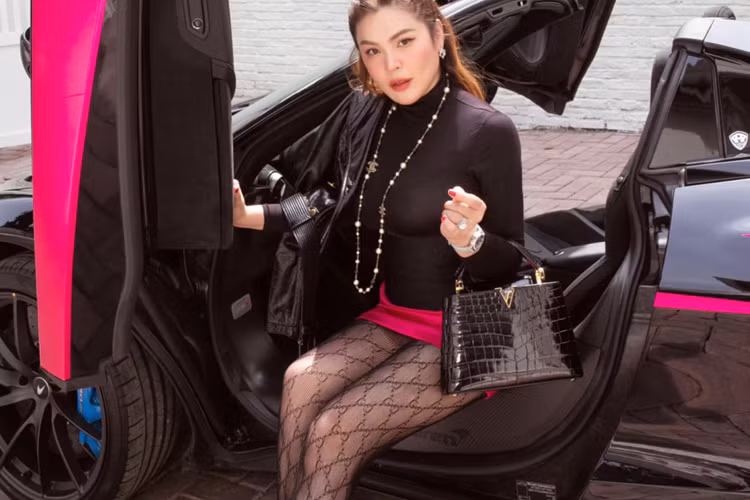 Siêu mui trần McLaren 720S Spider sở hữu khối động cơ xăng V8, tăng áp kép, dung tích 4.0 lít, sản sinh công suất tối đa 710 mã lực và mô-men xoắn cực đại 770 Nm.