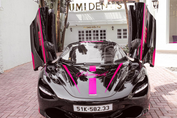 Sức mạnh được truyền tới bánh thông qua hộp số tự động tuần tự 7 cấp, nhờ đó, McLaren 720S Spider có khả năng tăng tốc từ vị trí xuất phát lên 100 km/h trong thời gian 2,9 giây trước khi đạt vận tốc tối đa 325 km/h hoặc 341 km/h, tùy theo việc xe đang mở mui hay đóng mui lại.