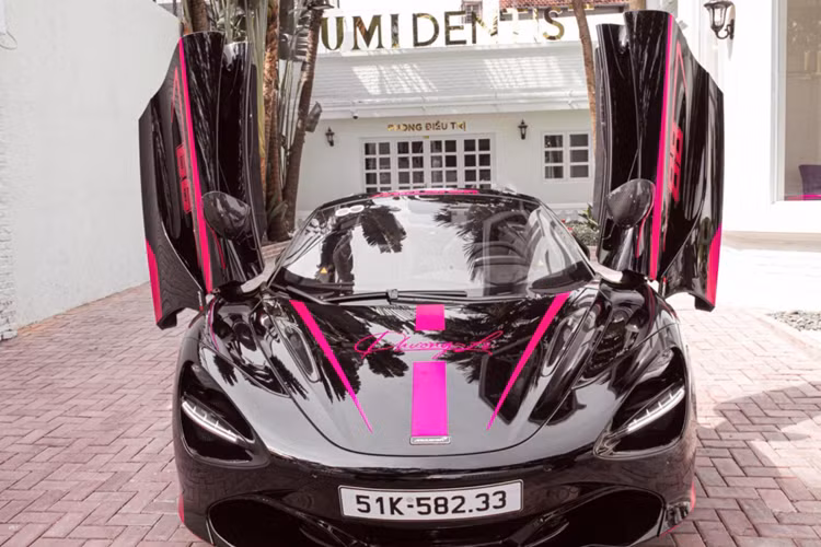 Sức mạnh được truyền tới bánh thông qua hộp số tự động tuần tự 7 cấp, nhờ đó, McLaren 720S Spider có khả năng tăng tốc từ vị trí xuất phát lên 100 km/h trong thời gian 2,9 giây trước khi đạt vận tốc tối đa 325 km/h hoặc 341 km/h, tùy theo việc xe đang mở mui hay đóng mui lại.