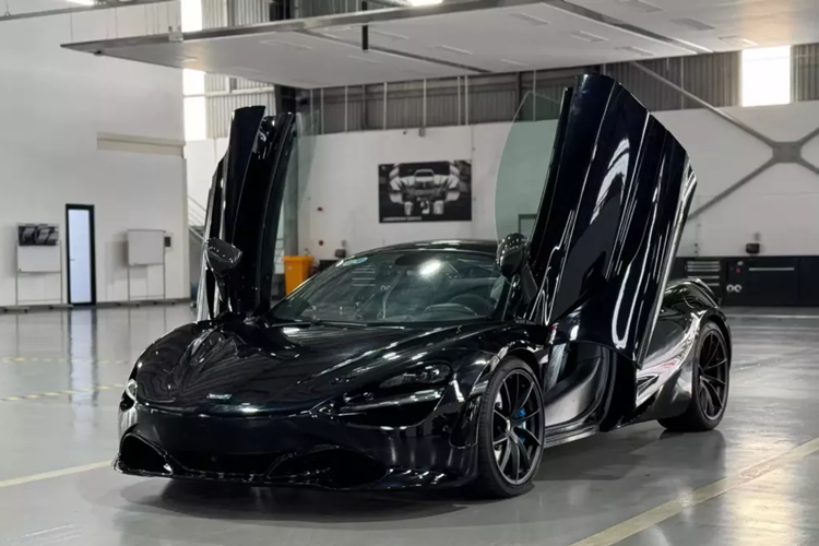 Vào cuối năm 2022, Phương Lê, người được biết đến với danh hiệu Á hậu doanh nhân người Việt thế giới 2016 hay Hoa hậu Quý bà Hòa bình Thế giới 2017 đã chia sẻ về việc tự thưởng cho bản thân là một chiếc siêu xe McLaren 720S Spider mui trần ngay trong ngày lễ Noel đã thu hút sự quan tâm của cộng đồng mạng.