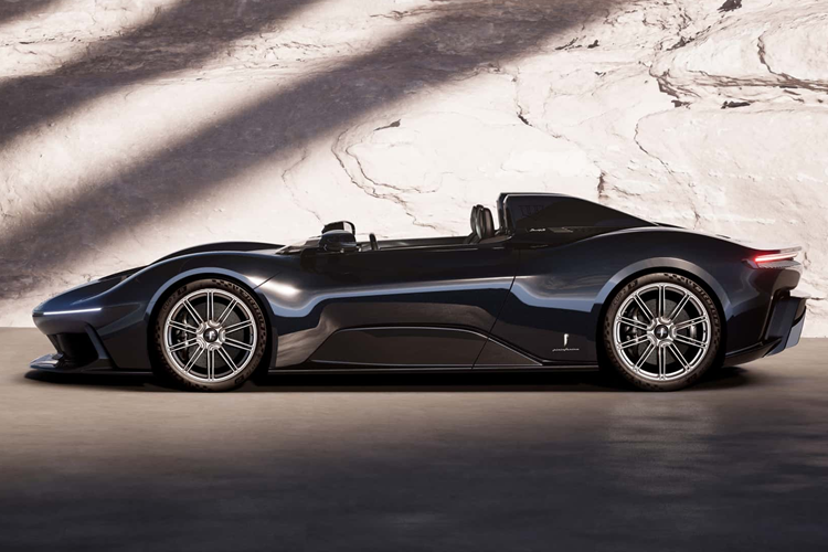 Những chiếc siêu xe phong cách Batman phiên bản Gotham có ghế bọc da màu nâu, tấm bảng trung tâm được thiết kế với họa tiết đặt riêng và đường khâu màu nâu. Các chi tiết trang trí còn lại sử dụng vật liệu Alcantara màu đen, bọc da màu đen và đường khâu tương phản hai tông màu đen và vàng.