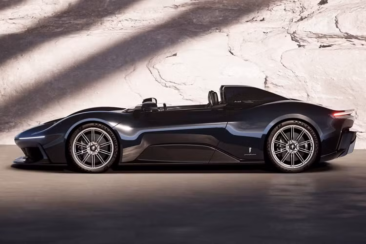 Những chiếc siêu xe phong cách Batman phiên bản Gotham có ghế bọc da màu nâu, tấm bảng trung tâm được thiết kế với họa tiết đặt riêng và đường khâu màu nâu. Các chi tiết trang trí còn lại sử dụng vật liệu Alcantara màu đen, bọc da màu đen và đường khâu tương phản hai tông màu đen và vàng.