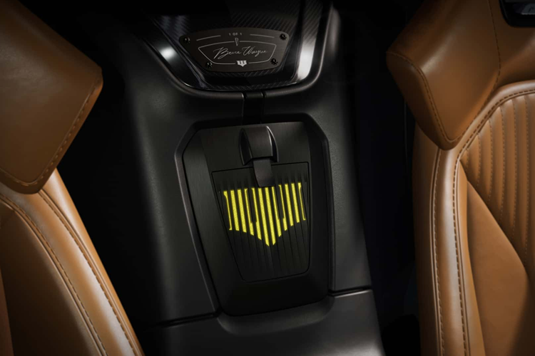 Mẫu xe cũng được trang bị logo Wayne Enterprises trên sườn xe và mui xe. Những chiếc xe Pininfarina đặc biệt là sản phẩm mới nhất trong dòng sản phẩm mới lấy cảm hứng từ chính series phim điện ảnh siêu anh hùng đình đám Batman.