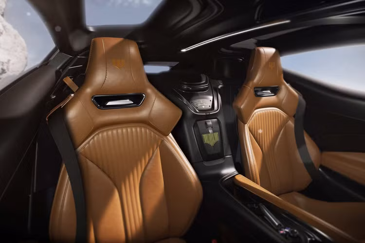 Màn hình của xe có các cải tiến về thiết kế đồ họa lấy cảm hứng từ Wayne Enterprises và giọng nói hướng dẫn được mô phỏng theo Alfred Pennyworth. Pininfarina cũng tinh chỉnh tính khí động học của Battista, mang đến cho xe thiết kế vây cá mập ở cửa sau, cửa gió và cánh carbon phía sau.