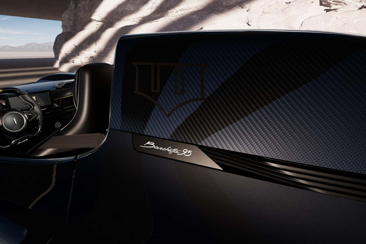 Thương hiệu Pininfarina và Wayne Products sẽ khởi động mối quan hệ hợp tác của họ tại BruceWayneX.com. Trang web này cũng có bán một số vậ phẩm độc đáo như ván trượt phản lực, xe đạp và chiếc Tumbler mang tính biểu tượng từ bộ ba Hiệp sĩ bóng đêm của Christopher Nolan.