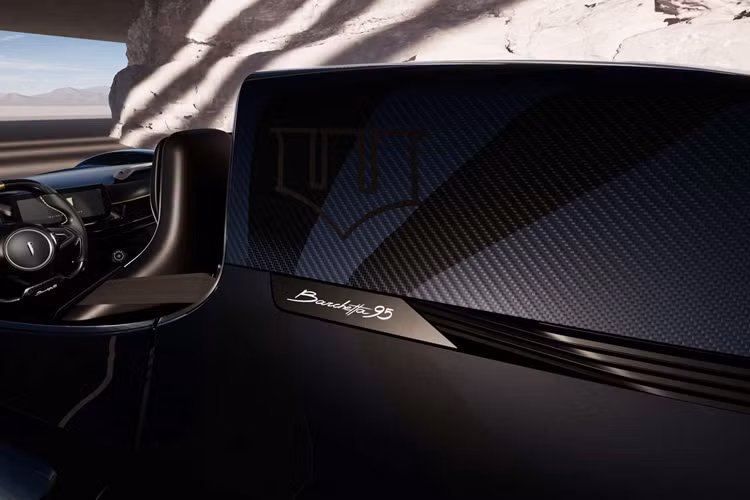 Thương hiệu Pininfarina và Wayne Products sẽ khởi động mối quan hệ hợp tác của họ tại BruceWayneX.com. Trang web này cũng có bán một số vậ phẩm độc đáo như ván trượt phản lực, xe đạp và chiếc Tumbler mang tính biểu tượng từ bộ ba Hiệp sĩ bóng đêm của Christopher Nolan.