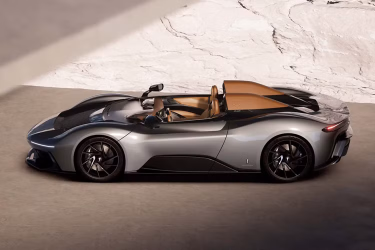 Xe được trang bị bộ mâm hợp kim 20 inch phía trước và 21 inch phía sau với hoàn thiện hai tông màu độc đáo. Dark Knight Battista và B95 có ngoại thất Nero Profondo và mui xe được sơn màu Nero Torino.