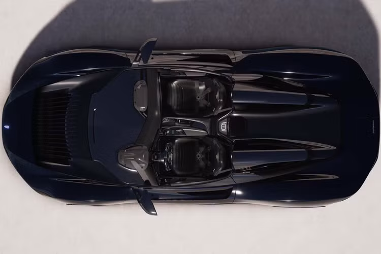 Phiên bản Gotham Battista sở hữu ngoại thất được sơn màu Argento Vittorio và có mui Nero Torino. Logo Pininfarina được hoàn thiện bằng vật liệu nhôm anodized được đánh bóng cẩn thận, hoàn thiện thiết kế tổng thể một cách tỉ mỉ.