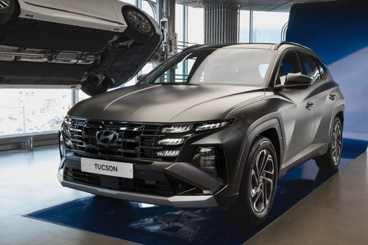 Theo nhiều đồn đoán, một trong hai mẫu xe đó chính là Hyundai Tucson 2025 nâng cấp giữa vòng đời đã từng ra mắt thị trường Hàn Quốc vào tháng 12/2023. Hiện Hyundai Thành Công vẫn chưa lên tiếng xác nhận. 