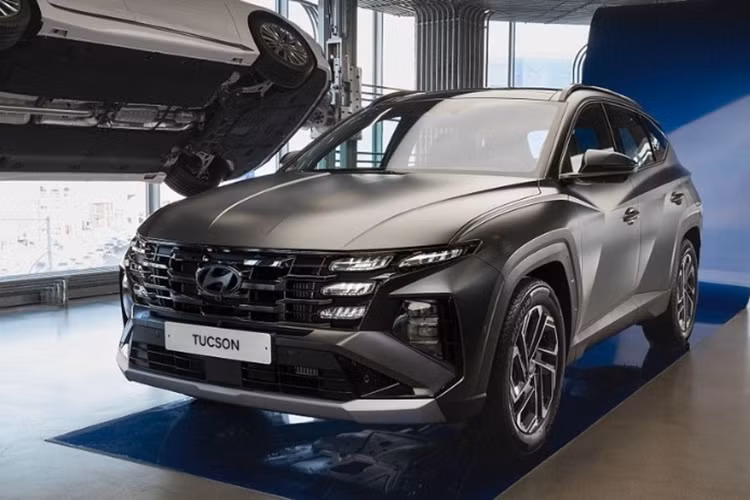 Theo nhiều đồn đoán, một trong hai mẫu xe đó chính là Hyundai Tucson 2025 nâng cấp giữa vòng đời đã từng ra mắt thị trường Hàn Quốc vào tháng 12/2023. Hiện Hyundai Thành Công vẫn chưa lên tiếng xác nhận. 