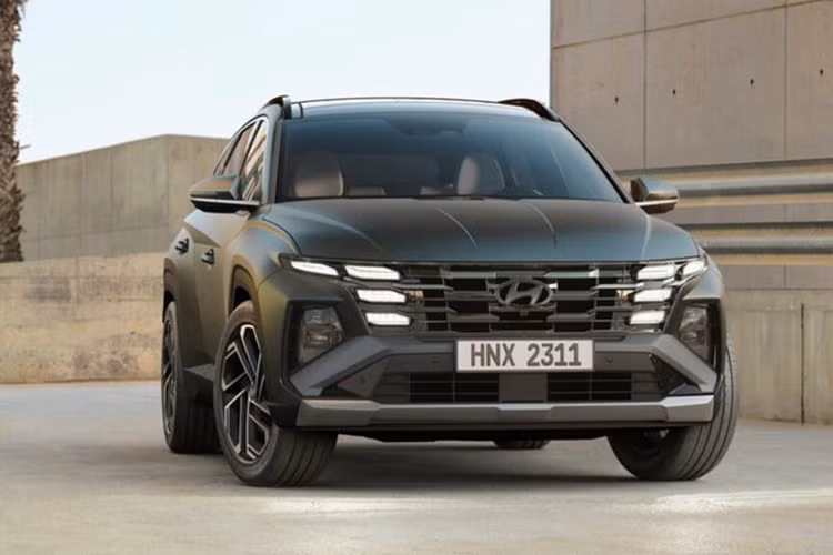 Hyundai Tucson 2025 mới còn được bổ sung nhiều công nghệ đáng chú ý như: Chế độ địa hình tự động (có chức năng xác định mặt đường trong thời gian thực và tự động chọn chế độ lái tối ưu) hay Hệ thống kiểm soát ổn định khi gió mạnh (Cross Wind Stability Control), giúp cải thiện độ ổn định của xe ở dải tốc độ cao.