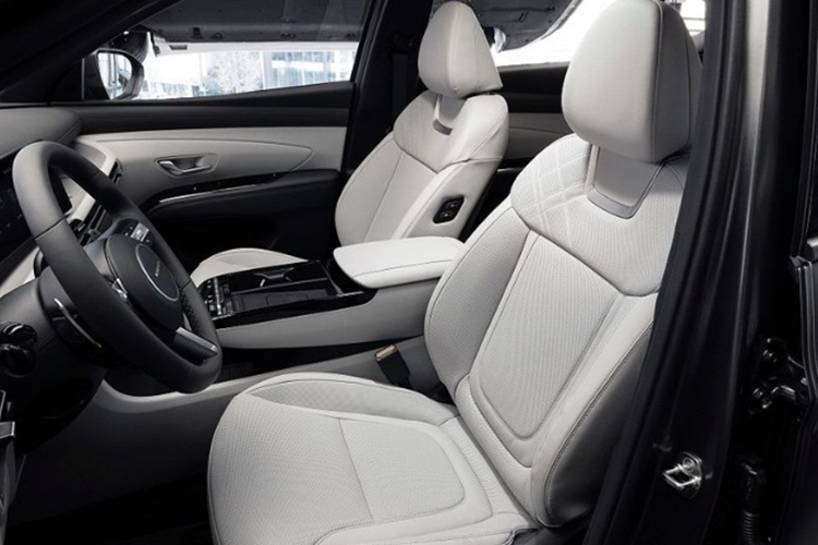 Về nội thất, bên trong khoang cabin của Hyundai Tucson 2025 được trang bị cụm màn hình kép giống như "đàn anh" SantaFe 2024. Cụm màn hình này bao gồm đồng hồ lái điện tử và màn hình giải trí trung tâm có cùng kích thước 12,3 inch ghép lại với nhau. Vô lăng ba chấu được làm thanh mảnh hơn, tích hợp cụm phím bấm chức năng.