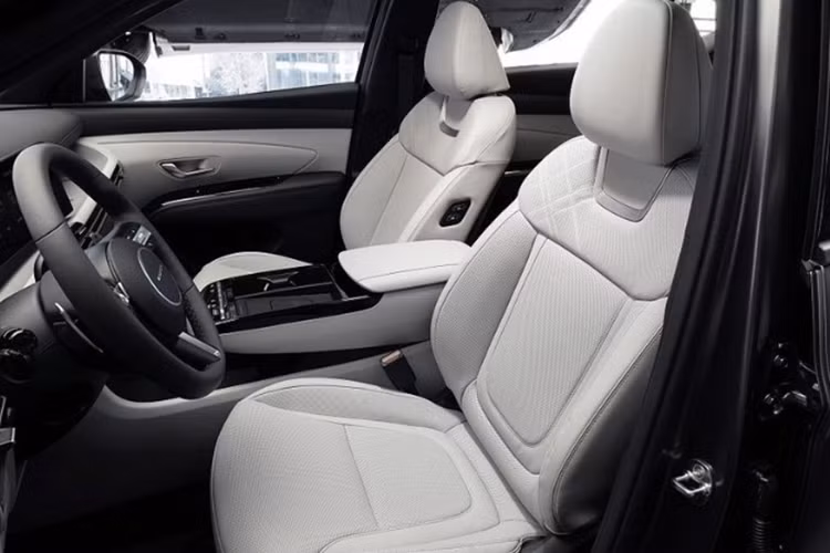 Về nội thất, bên trong khoang cabin của Hyundai Tucson 2025 được trang bị cụm màn hình kép giống như "đàn anh" SantaFe 2024. Cụm màn hình này bao gồm đồng hồ lái điện tử và màn hình giải trí trung tâm có cùng kích thước 12,3 inch ghép lại với nhau. Vô lăng ba chấu được làm thanh mảnh hơn, tích hợp cụm phím bấm chức năng.