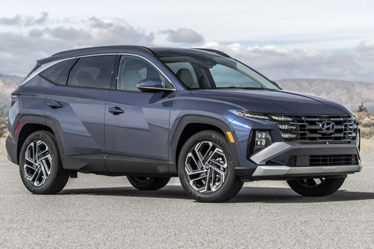 Bệ tỳ tay trung tâm cũng được thiết kế lớn hơn, tích hợp ngăn chứa đồ, sạc điện thoại không dây và khay đựng cốc.