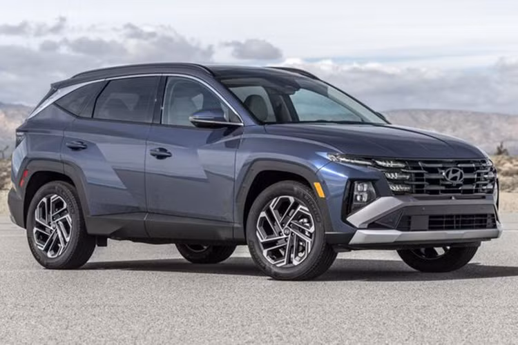 Bệ tỳ tay trung tâm cũng được thiết kế lớn hơn, tích hợp ngăn chứa đồ, sạc điện thoại không dây và khay đựng cốc.