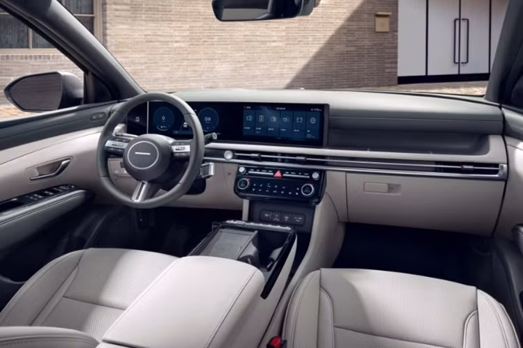 Ở thị trường Hàn Quốc, những khách hàng ưa thích phong cách thể thao có thể lựa chọn Hyundai Tucson 2025 bản N Line với lưới tản nhiệt có logo riêng, mâm xe hợp kim 19 inch và bộ ống xả kép.