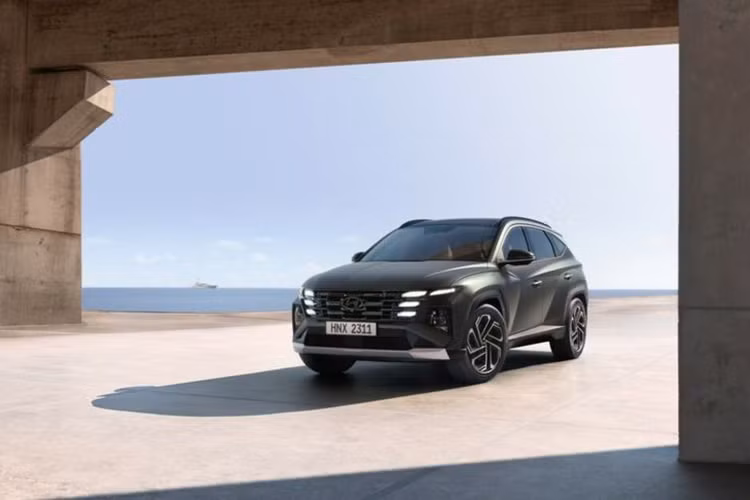 Dự kiến, Hyundai Tucson 2025 tại Việt Nam sẽ vẫn giữ nguyên các tùy chọn động cơ cũ. Đầu tiên là động cơ xăng 2.0L với công suất tối đa 156 mã lực và mô-men xoắn cực đại 192 Nm. Thứ hai là động cơ diesel 2.0L, cho công suất tối đa 186 mã lực và mô-men xoắn cực đại 416 Nm.