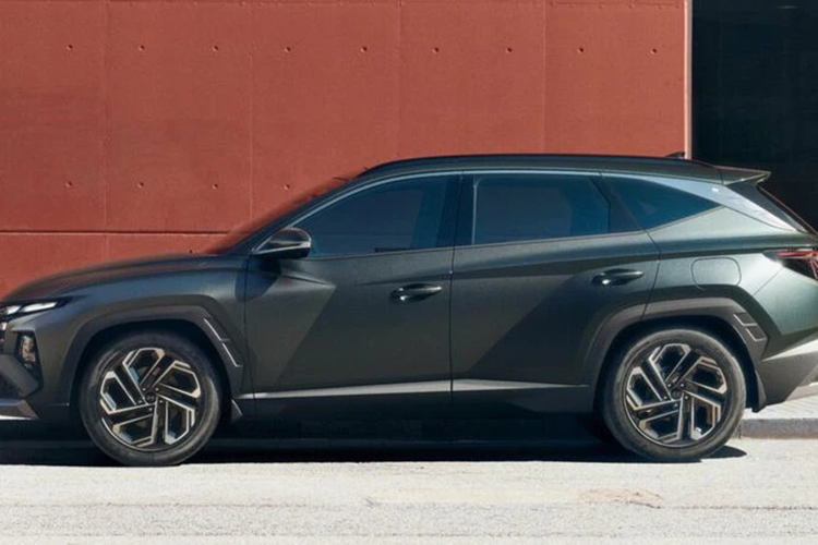 Thứ ba là động cơ xăng tăng áp 1.6L cho công suất 180 mã lực và 265 Nm mô men xoắn. Các động cơ này đi với hộp số tự động 6 cấp, hộp số tự động 8 cấp hoặc hộp số tự động ly hợp kép DCT 7 cấp. Không rõ khi về Việt Nam xe sẽ có giá bán thế nào. Hiện tại, Tucson phiên bản tiền nhiệm đang được bán ra với giá dao động từ 769 - 919 triệu đồng.