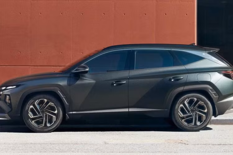 Thứ ba là động cơ xăng tăng áp 1.6L cho công suất 180 mã lực và 265 Nm mô men xoắn. Các động cơ này đi với hộp số tự động 6 cấp, hộp số tự động 8 cấp hoặc hộp số tự động ly hợp kép DCT 7 cấp. Không rõ khi về Việt Nam xe sẽ có giá bán thế nào. Hiện tại, Tucson phiên bản tiền nhiệm đang được bán ra với giá dao động từ 769 - 919 triệu đồng.