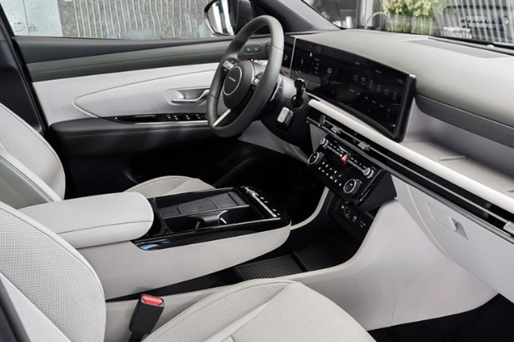 Ở lần nâng cấp giữa vòng đời này, cần số truyền thống của xe đã bị loại bỏ, thay thế bằng lẫy chuyển số đặt phía sau vô lăng. Cụm điều khiển trung tâm được đặt nằm ngay phía dưới cửa gió điều hòa, bao gồm các nút chức năng chỉnh điều hòa, hệ thống âm thanh và ghế ngồi.