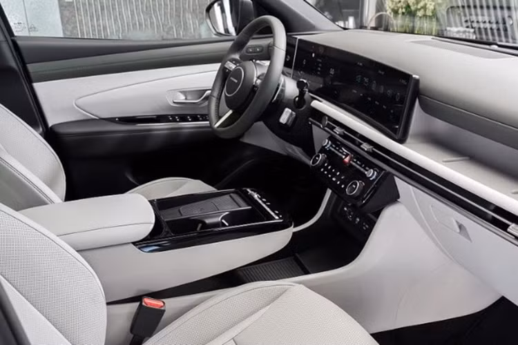 Ở lần nâng cấp giữa vòng đời này, cần số truyền thống của xe đã bị loại bỏ, thay thế bằng lẫy chuyển số đặt phía sau vô lăng. Cụm điều khiển trung tâm được đặt nằm ngay phía dưới cửa gió điều hòa, bao gồm các nút chức năng chỉnh điều hòa, hệ thống âm thanh và ghế ngồi.